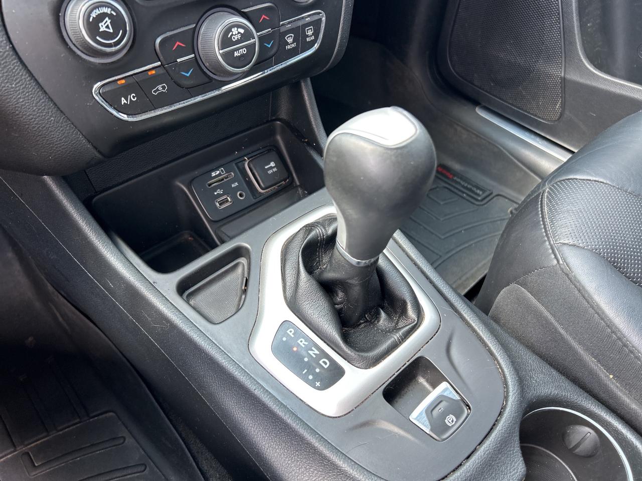 2016 Jeep Cherokee OVERLAND EDITION, HEATED/ COOLED LEATHER SEATS! Photo