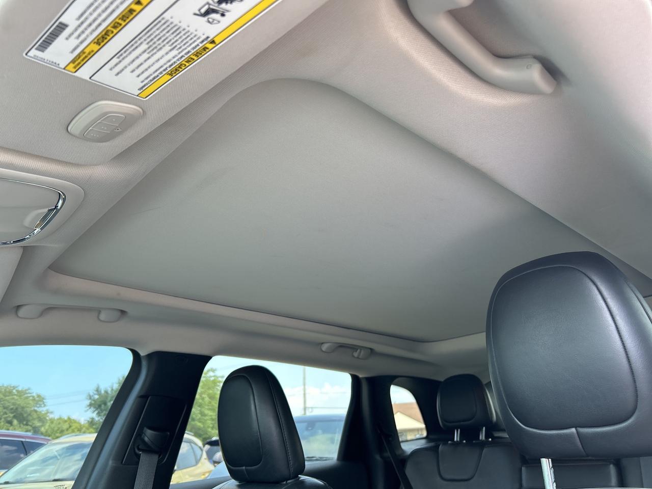 2016 Jeep Cherokee OVERLAND EDITION, HEATED/ COOLED LEATHER SEATS! Photo