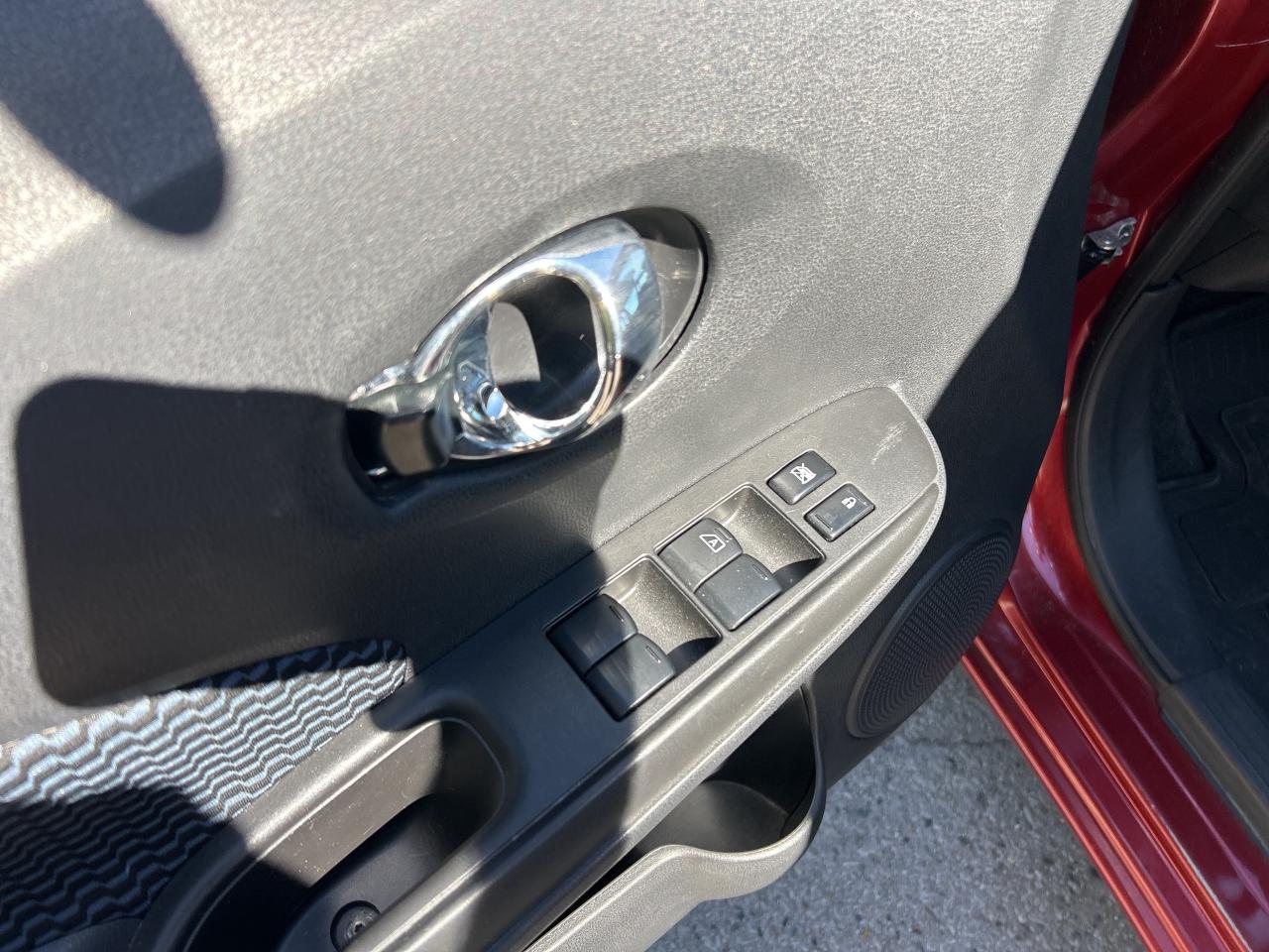 2019 Nissan Versa Note SV, HATCH BACK, GOOD MILEAGE, HEATED SEATS! Photo