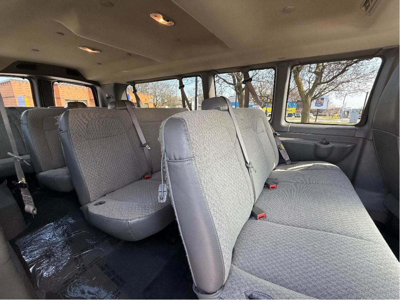 2023 GMC Savana Passenger 15 Passenger 3500 Only 28,928km Warranty Certified Photo4