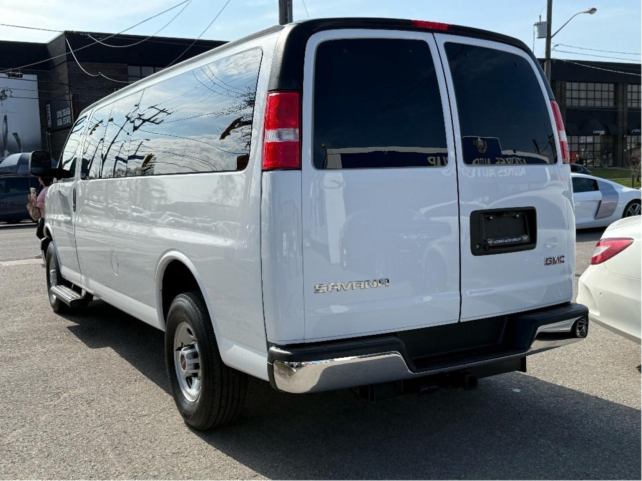 2023 GMC Savana Passenger 15 Passenger 3500 Only 28,928km Warranty Certified Photo3