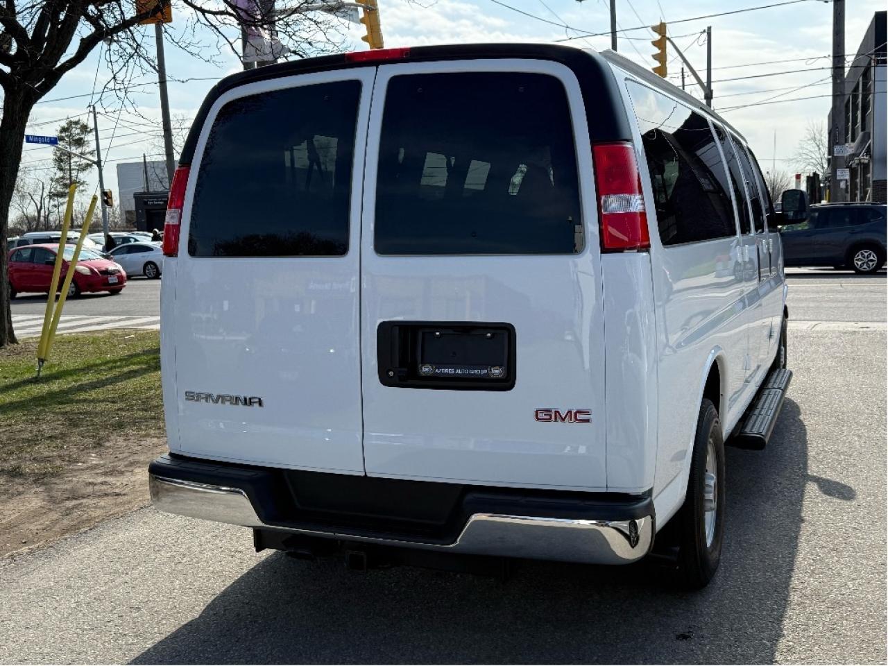 2023 GMC Savana Passenger 15 Passenger 3500 Only 28,928km Warranty Certified Photo