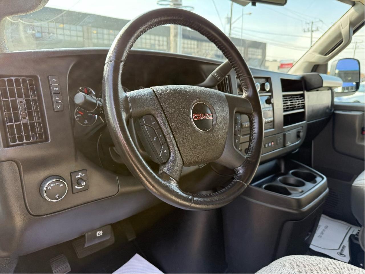 2023 GMC Savana Passenger 15 Passenger 3500 Only 28,928km Warranty Certified Photo