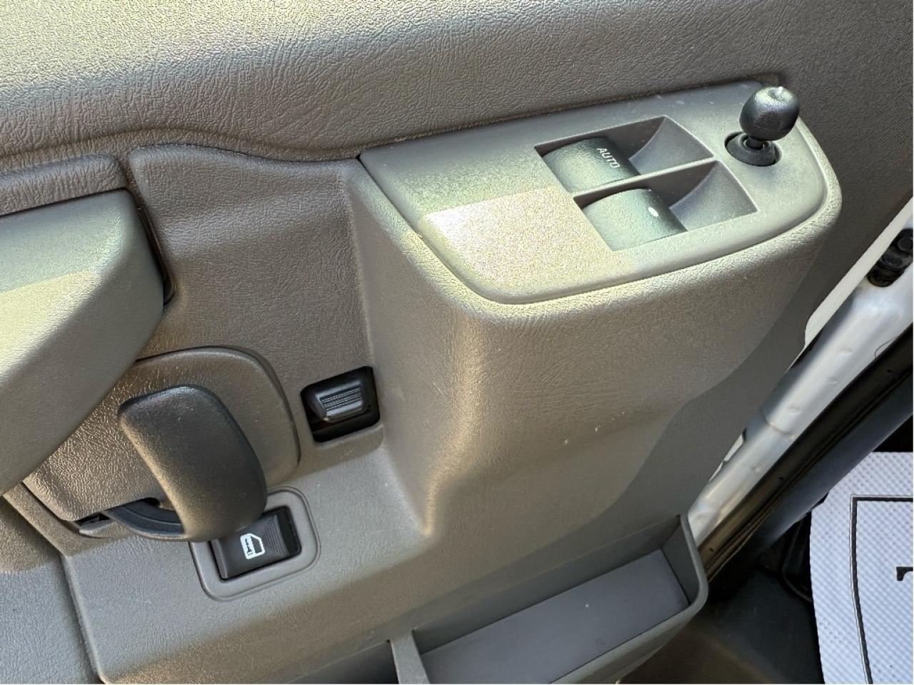 2023 GMC Savana Passenger 15 Passenger 3500 Only 28,928km Warranty Certified Photo