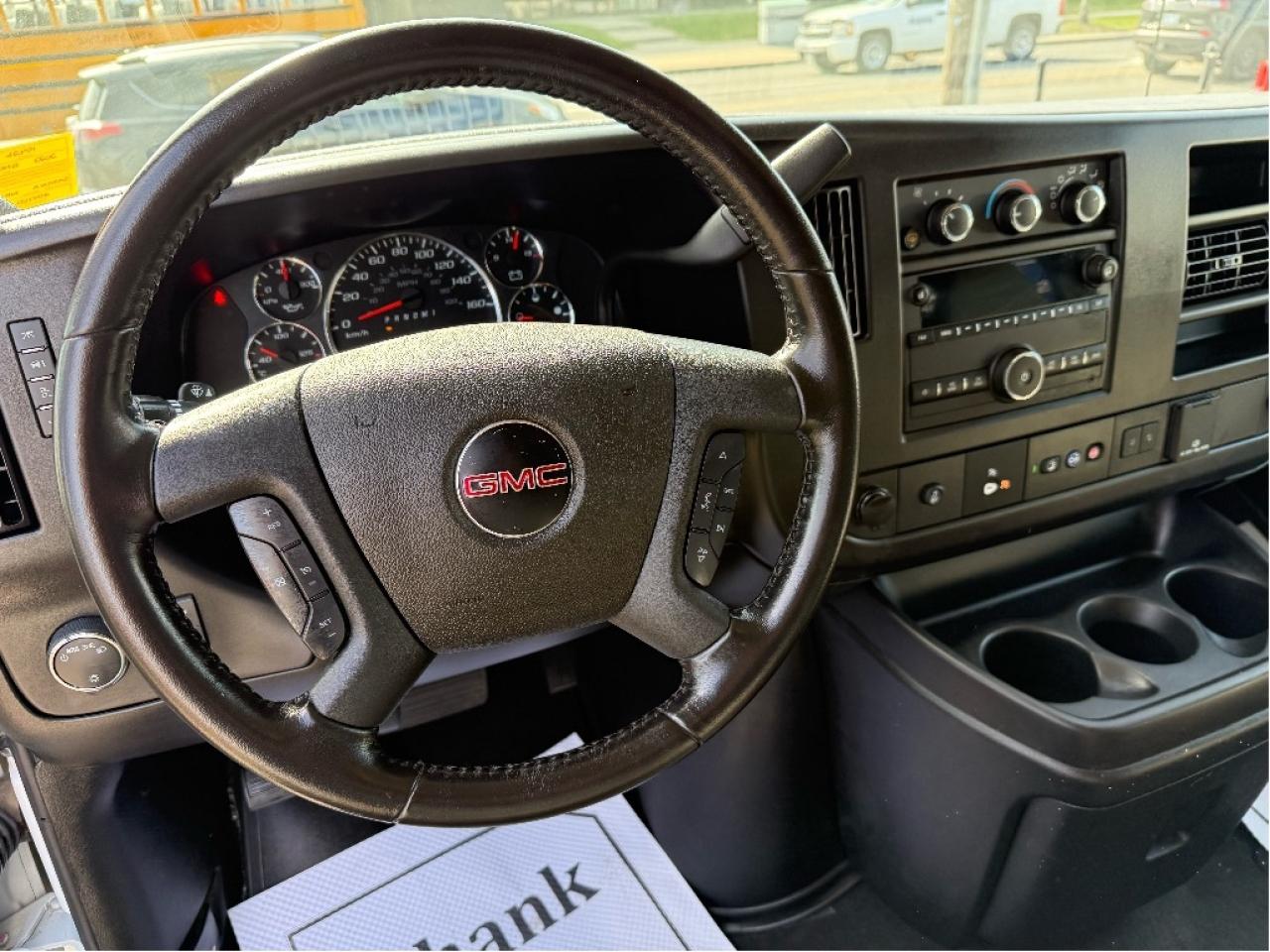 2023 GMC Savana Passenger 15 Passenger 3500 Only 28,928km Warranty Certified Photo