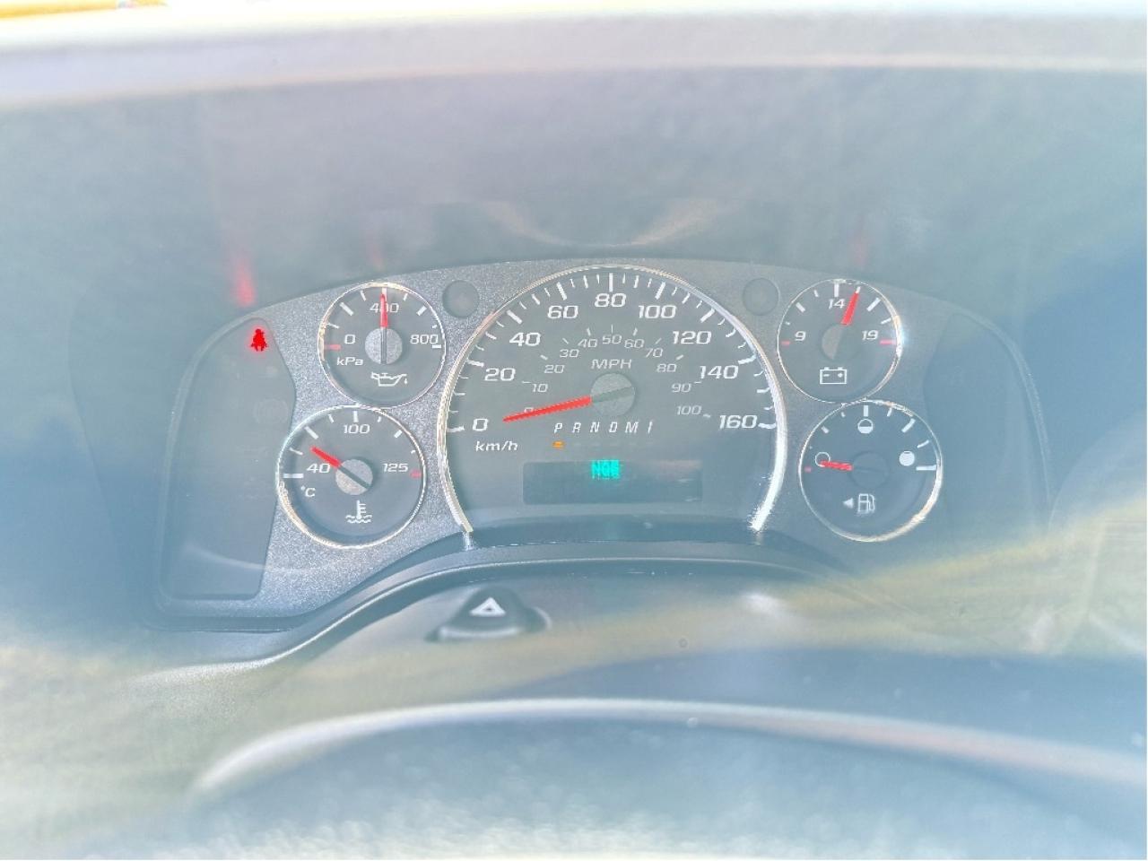 2023 GMC Savana Passenger 15 Passenger 3500 Only 28,928km Warranty Certified Photo