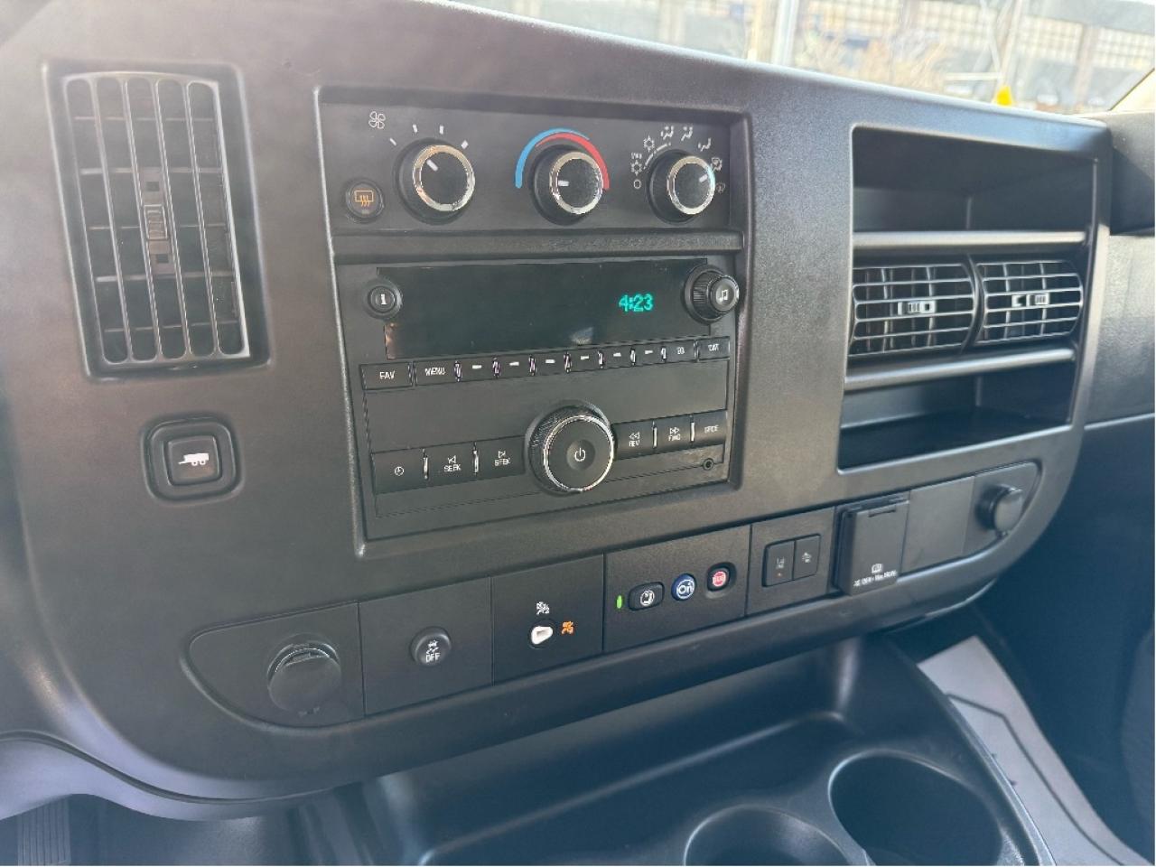 2023 GMC Savana Passenger 15 Passenger 3500 Only 28,928km Warranty Certified Photo