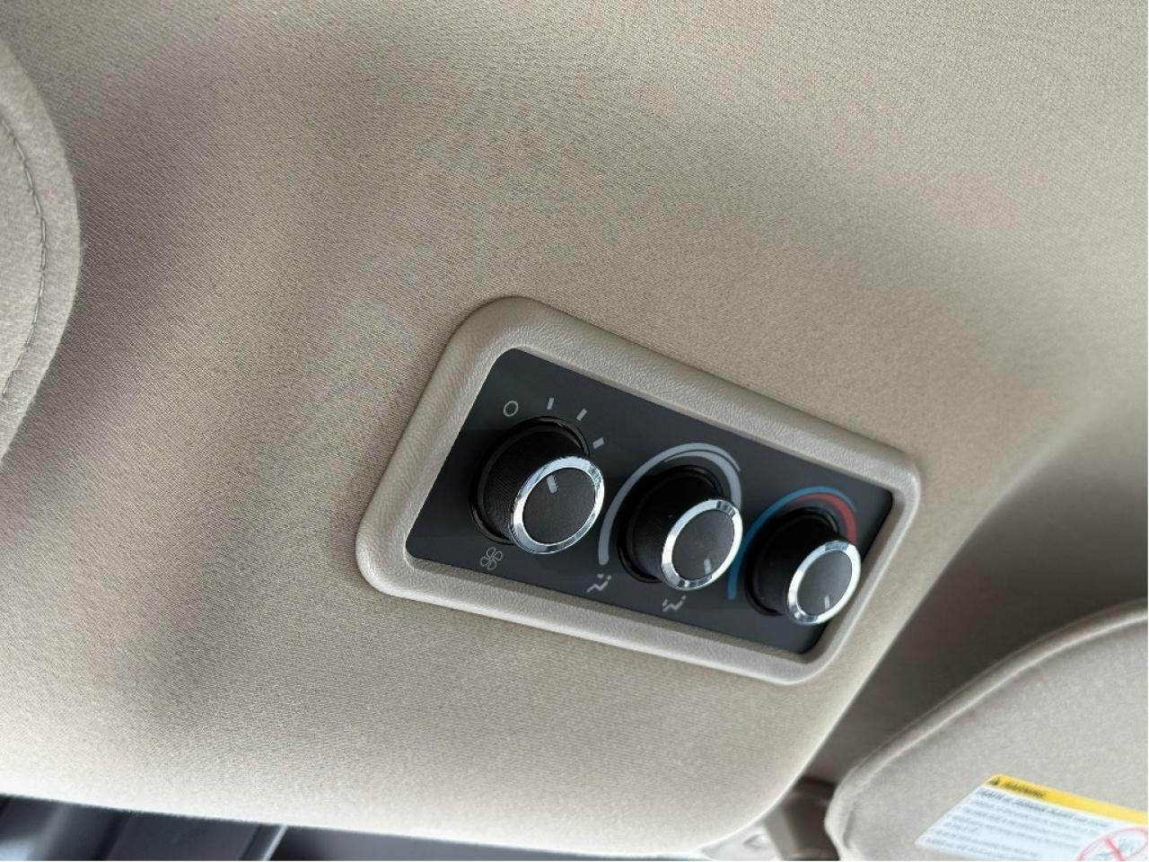 2023 GMC Savana Passenger 15 Passenger 3500 Only 28,928km Warranty Certified Photo