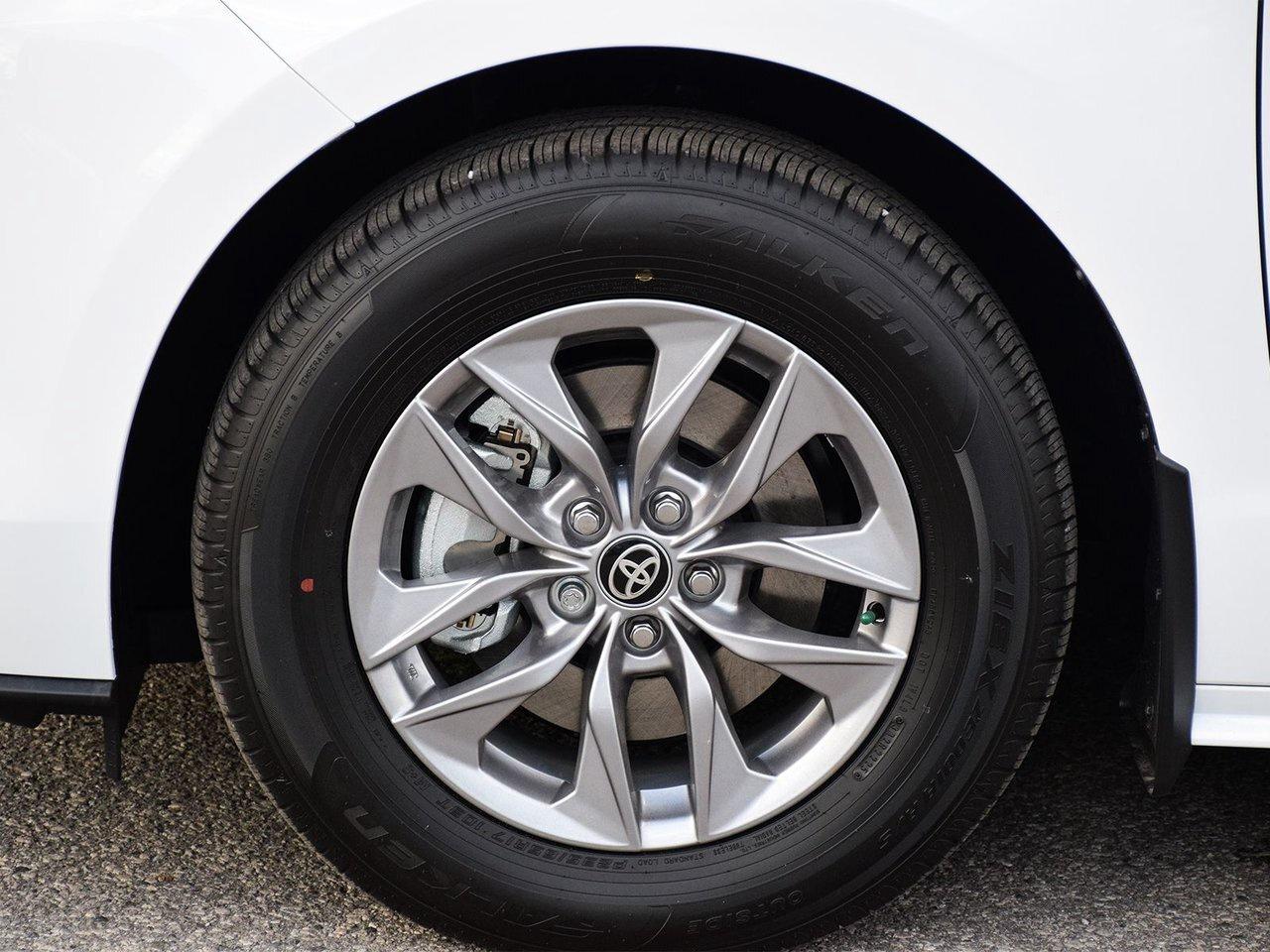 2025 Toyota Sienna LE Finance Discount $1500 Applied Photo