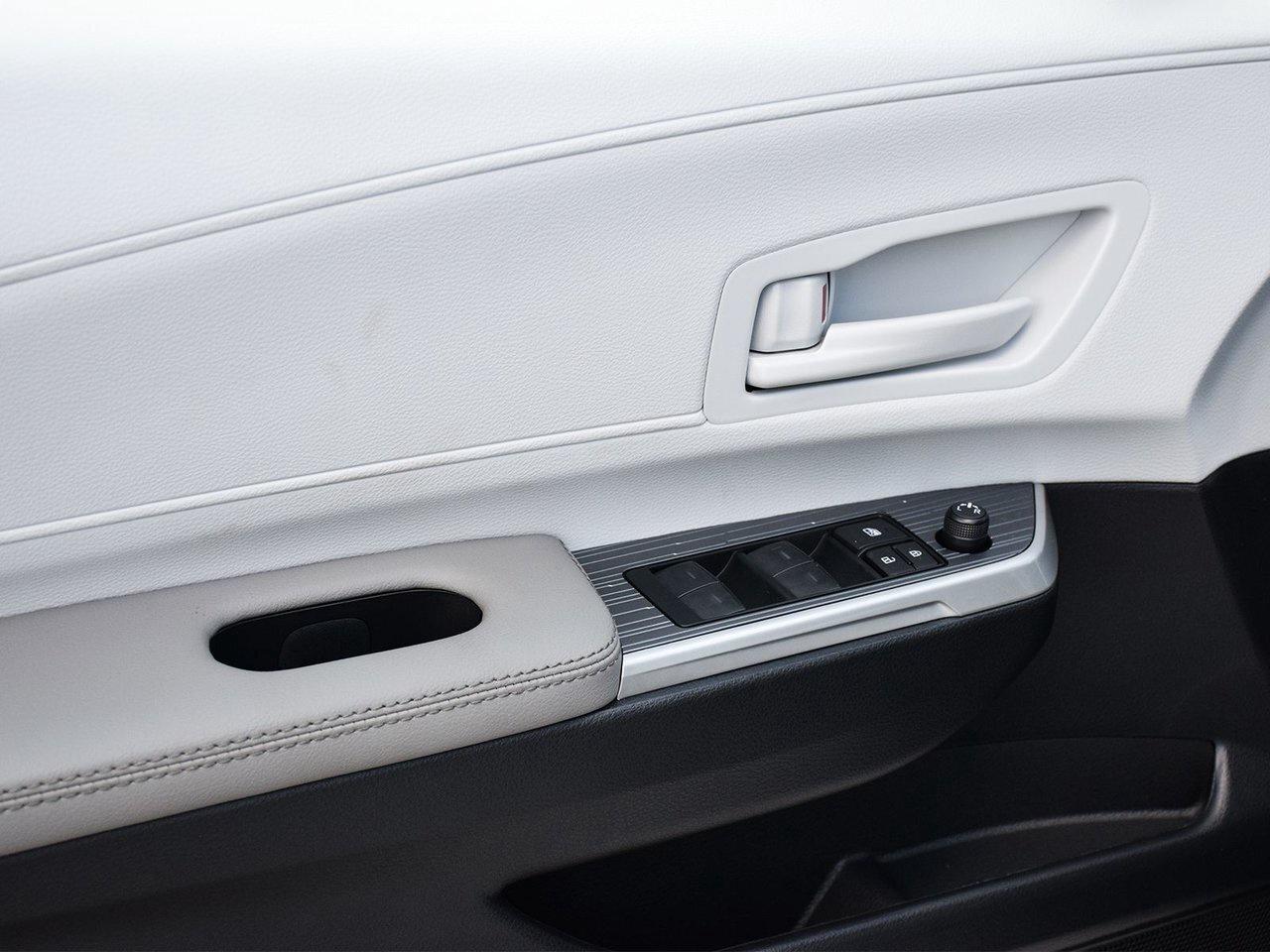 2025 Toyota Sienna LE Finance Discount $1500 Applied Photo