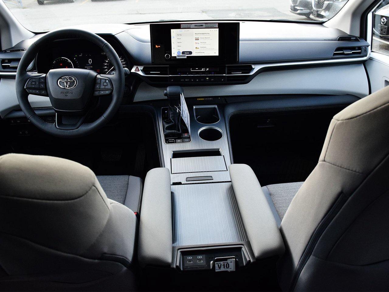 2025 Toyota Sienna LE Finance Discount $1500 Applied Photo