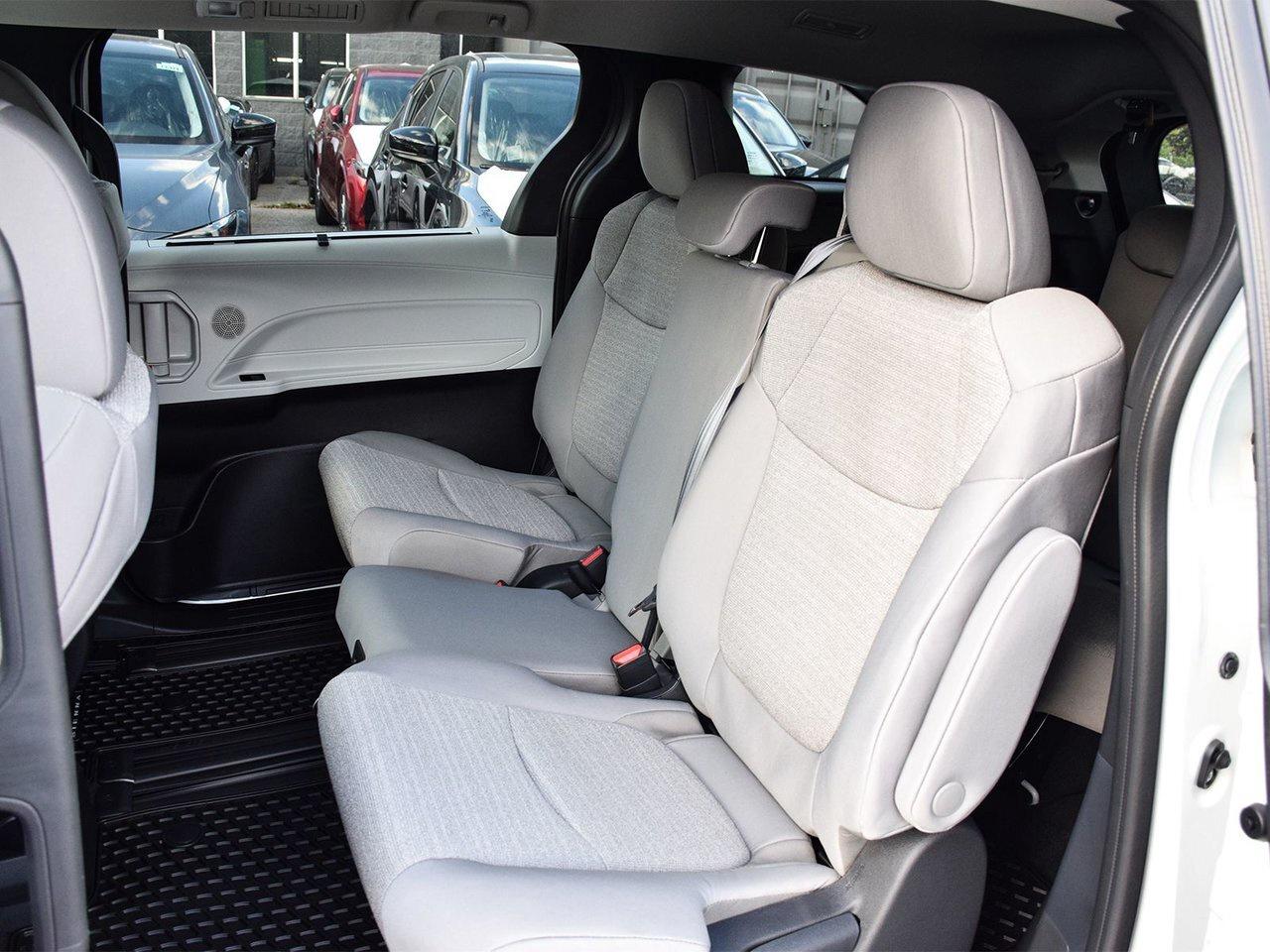 2025 Toyota Sienna LE Finance Discount $1500 Applied Photo