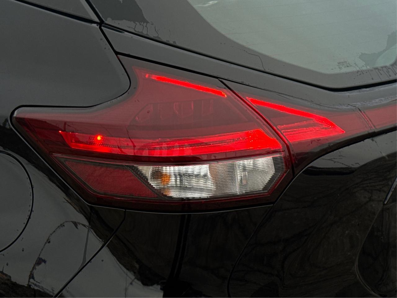 2024 Nissan Kicks FWD HEATED SEATS REMOTE START WE FINANCE ALL CREDT Photo