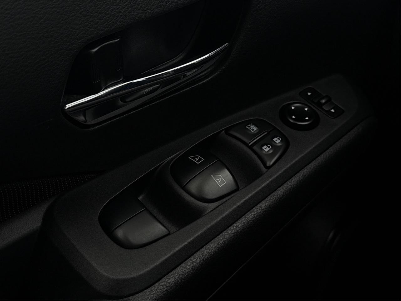 2024 Nissan Kicks FWD HEATED SEATS REMOTE START WE FINANCE ALL CREDT Photo