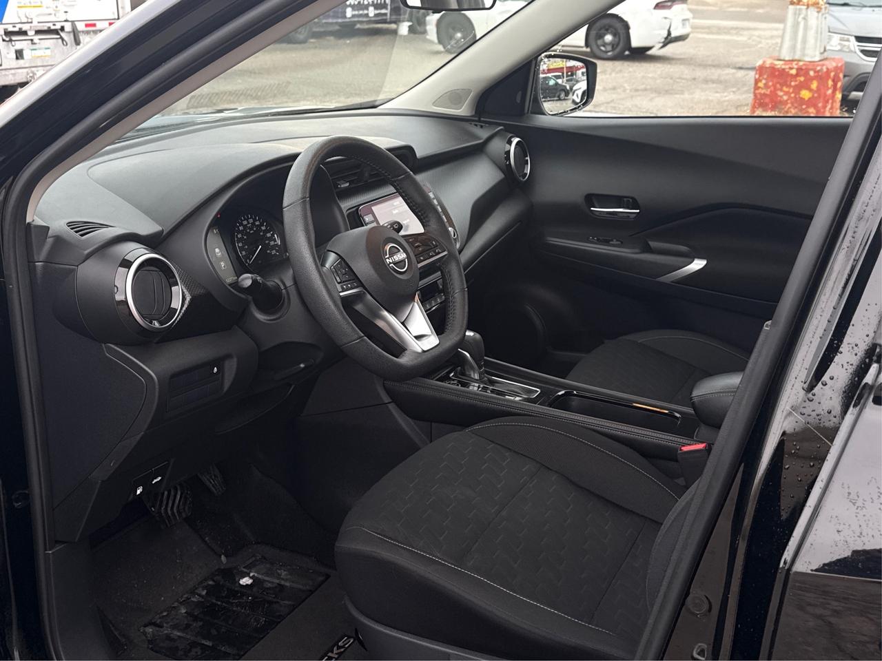 2024 Nissan Kicks FWD HEATED SEATS REMOTE START WE FINANCE ALL CREDT Photo