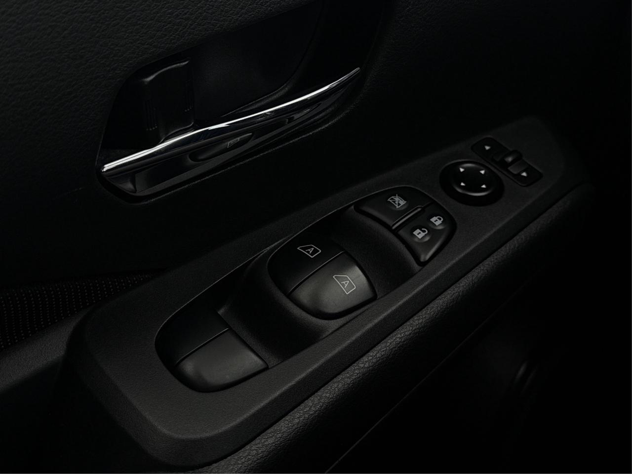 2024 Nissan Kicks FWD HEATED SEATS REMOTE START WE FINANCE ALL CREDT Photo