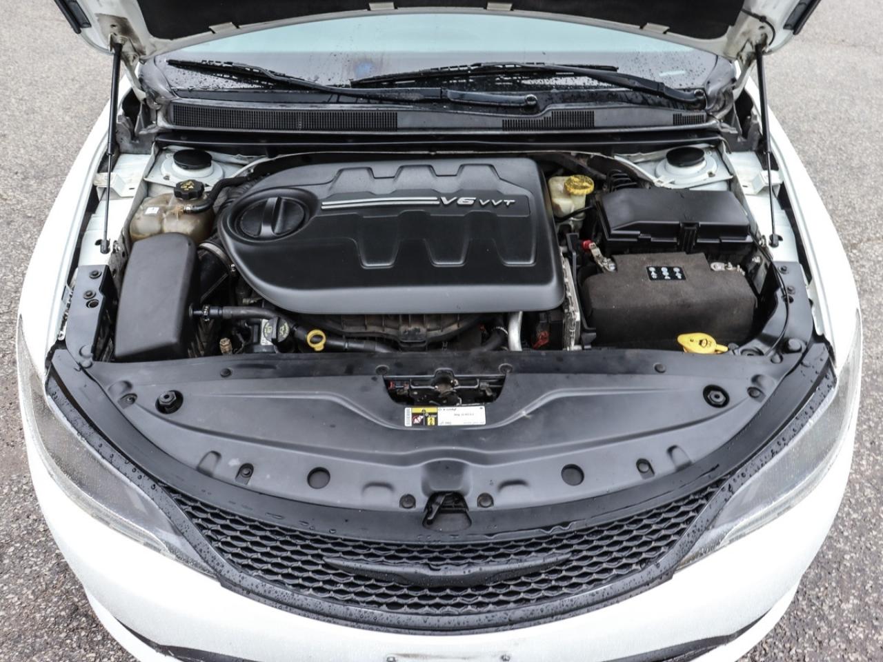 2016 Chrysler 200 Navigation, Camera, Leather, Sunroof Photo