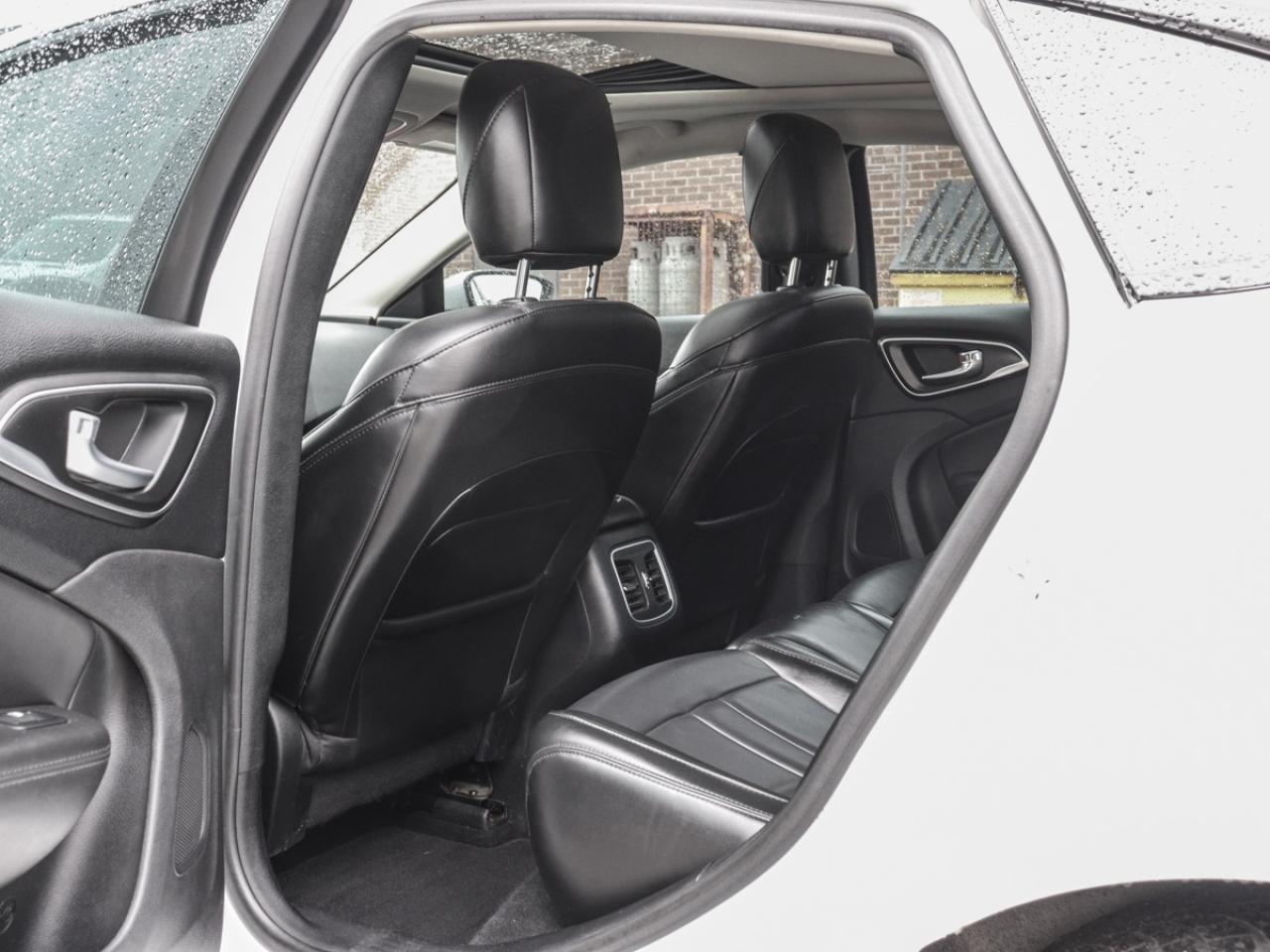 2016 Chrysler 200 Navigation, Camera, Leather, Sunroof Photo