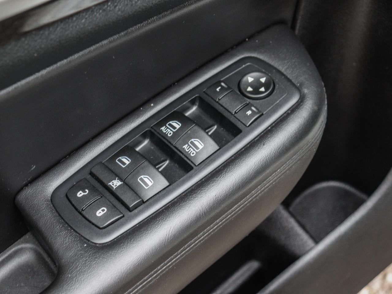 2016 Chrysler 200 Navigation, Camera, Leather, Sunroof Photo