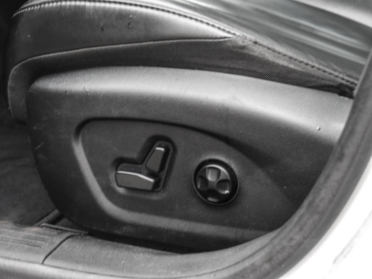 2016 Chrysler 200 Navigation, Camera, Leather, Sunroof Photo