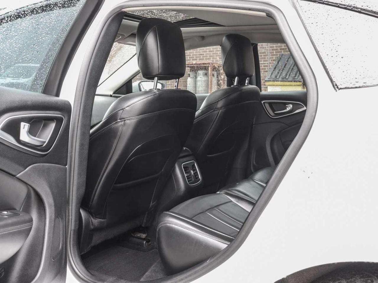 2016 Chrysler 200 Navigation, Camera, Leather, Sunroof Photo