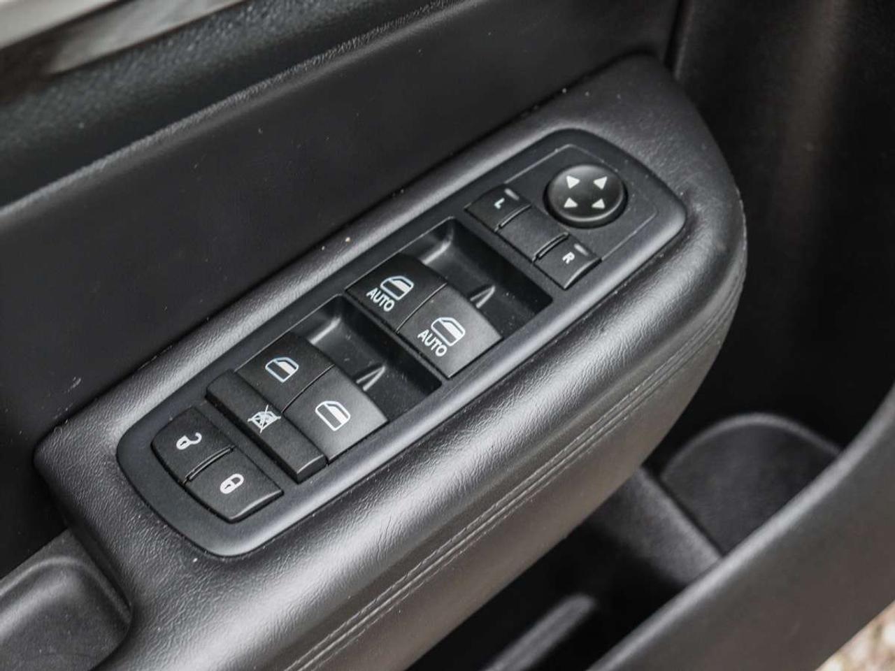 2016 Chrysler 200 Navigation, Camera, Leather, Sunroof Photo