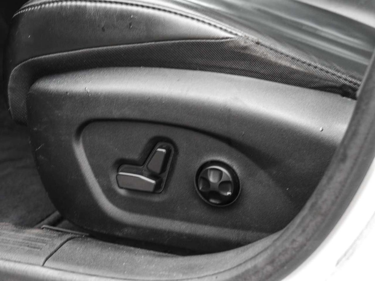 2016 Chrysler 200 Navigation, Camera, Leather, Sunroof Photo