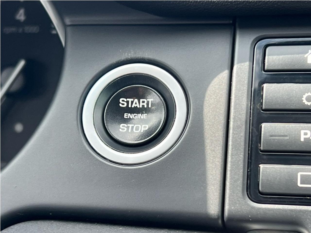 2017 Land Rover Discovery Sport Nav B.Cam Bluetooth Sunroof Low Kms Clean Carfax Photo