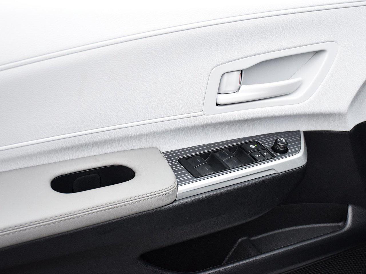 2025 Toyota Sienna LE Finance Discount $1500 Applied Photo