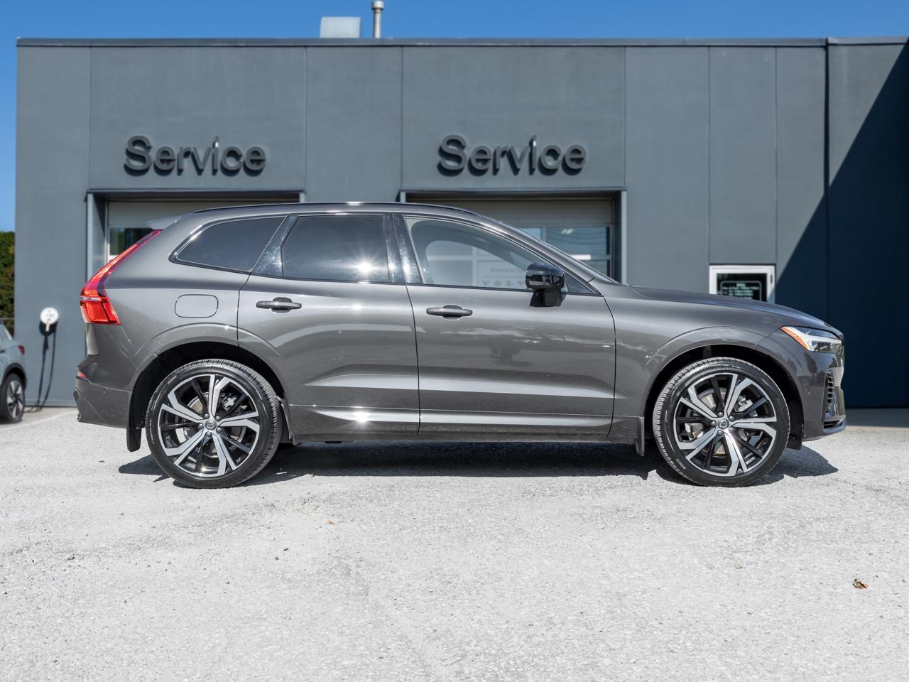 2022 Volvo XC60 Recharge T8 eAWD PHEV R-Design 21"ALLOY WHEEL HARMAN KARDON Photo