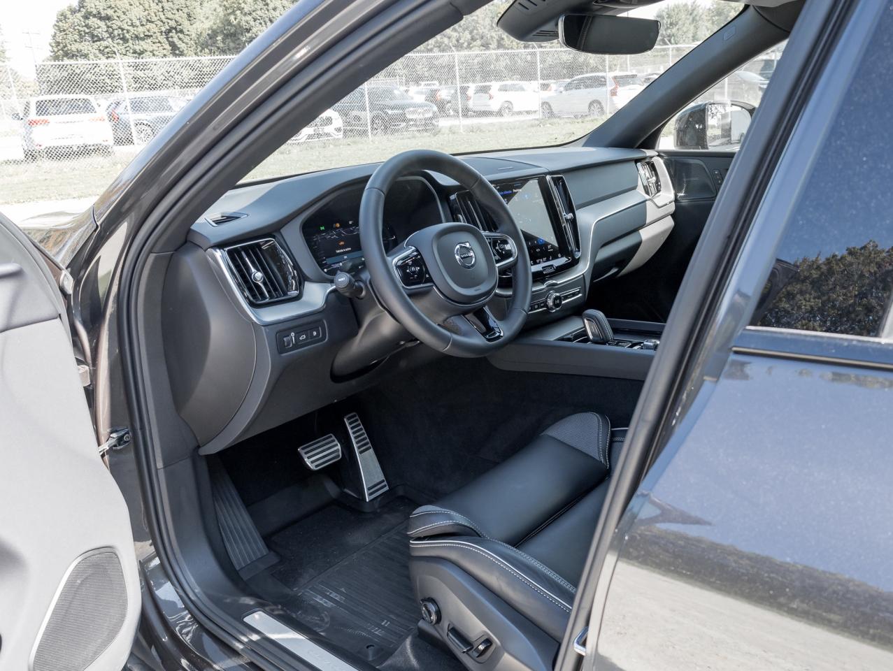 2022 Volvo XC60 Recharge T8 eAWD PHEV R-Design 21"ALLOY WHEEL HARMAN KARDON Photo