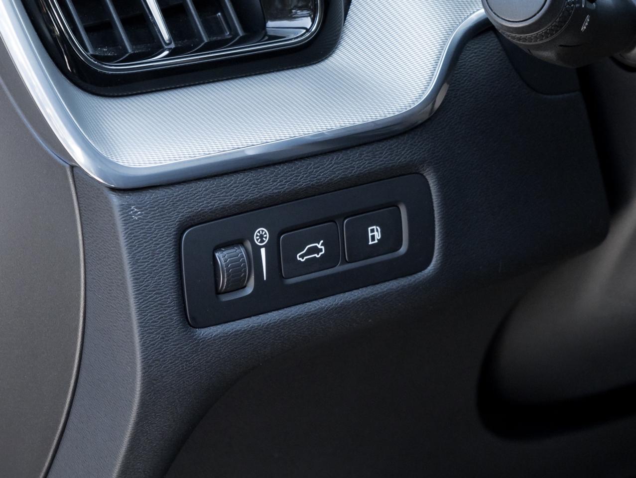 2022 Volvo XC60 Recharge T8 eAWD PHEV R-Design 21"ALLOY WHEEL HARMAN KARDON Photo