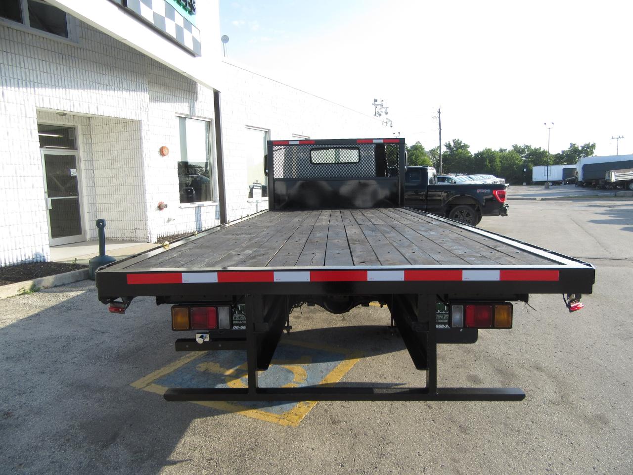2020 Hino 195 Commercial DIESEL 21 FT FLAT DECK WITH WINCH STRAP PACKAGE Photo3