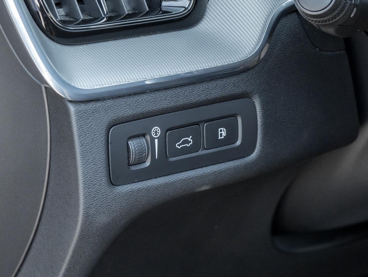 2021 Volvo XC60 Plug-In Hybrid Recharge T8 eAWD PHEV  POLESTAR  22" ALLOY WHEELS Photo