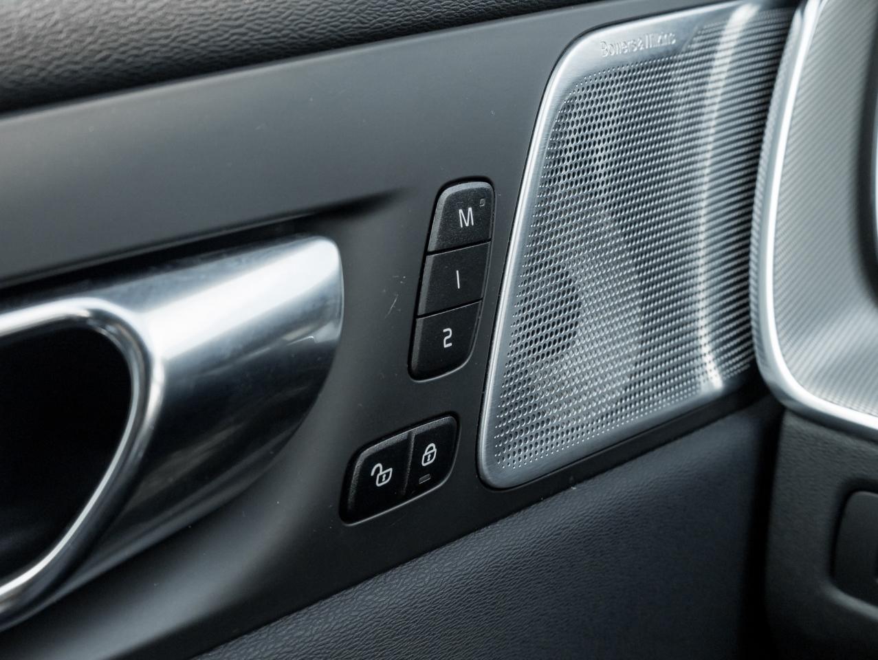 2021 Volvo XC60 Plug-In Hybrid Recharge T8 eAWD PHEV  POLESTAR  22" ALLOY WHEELS Photo