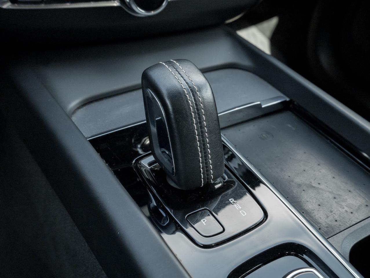 2021 Volvo XC60 Plug-In Hybrid Recharge T8 eAWD PHEV  POLESTAR  22" ALLOY WHEELS Photo