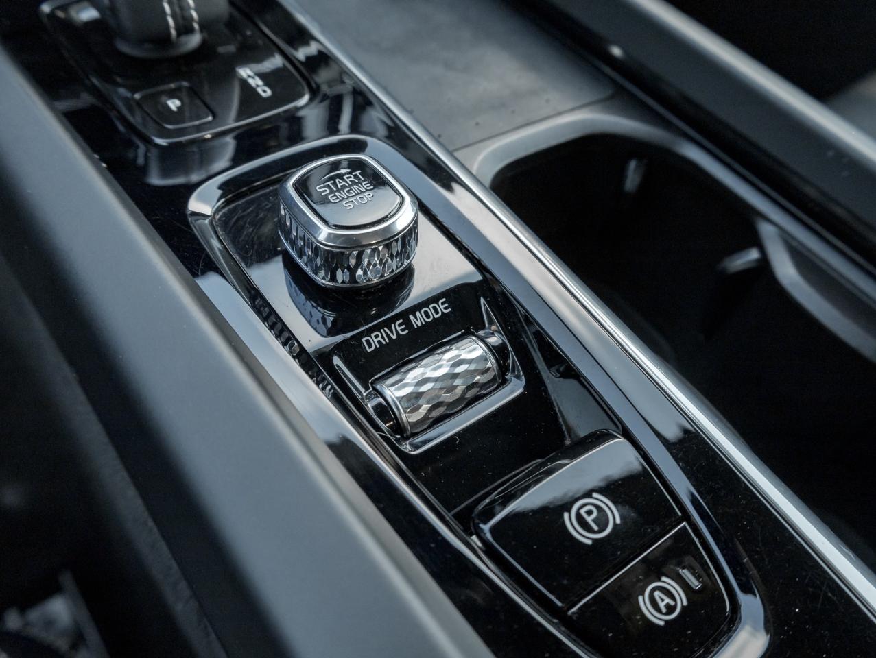 2021 Volvo XC60 Plug-In Hybrid Recharge T8 eAWD PHEV  POLESTAR  22" ALLOY WHEELS Photo