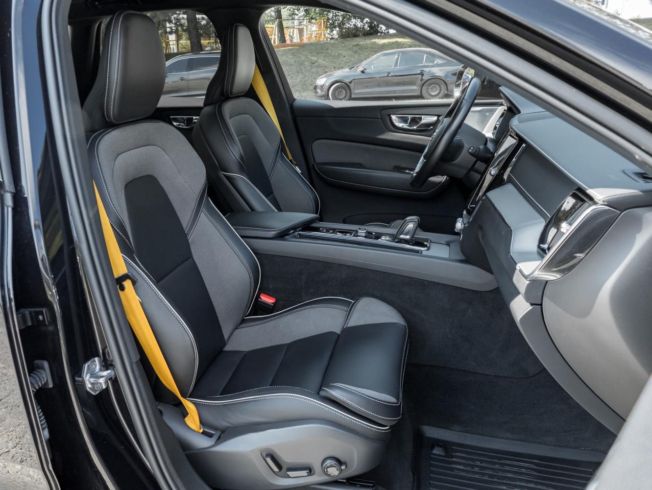 2021 Volvo XC60 Plug-In Hybrid Recharge T8 eAWD PHEV  POLESTAR  22" ALLOY WHEELS Photo