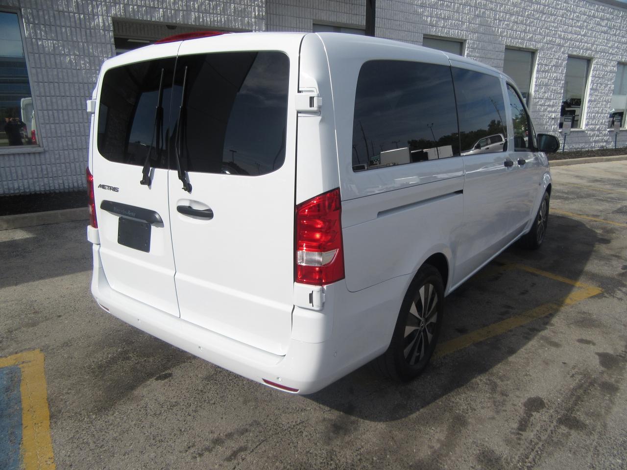 2023 Mercedes-Benz Metris Passenger Van 8 PASSENGER VAN Photo