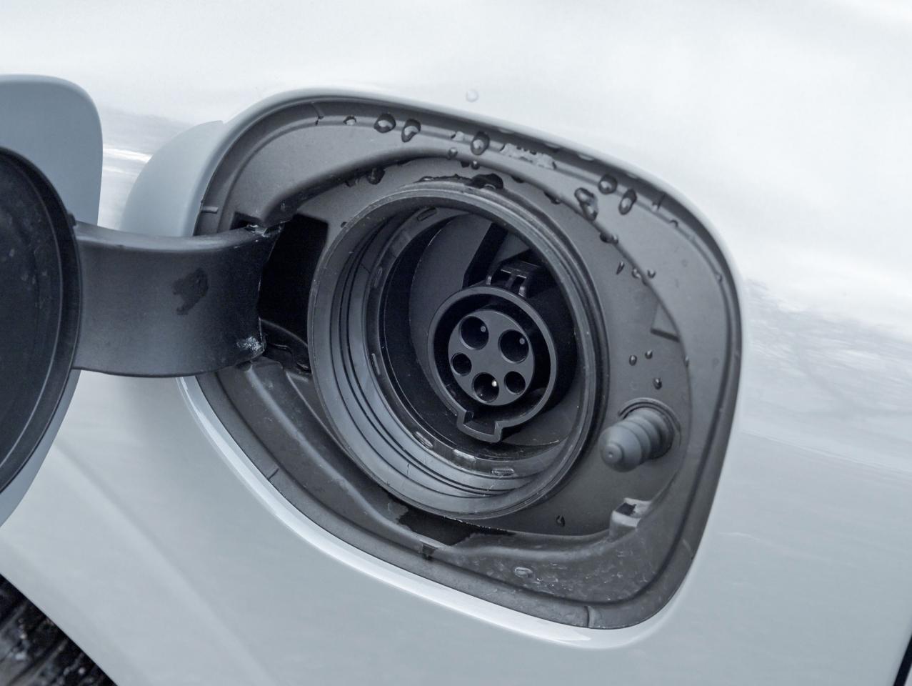 2025 Volvo XC60 Plug-In Hybrid T8 AWD Core Dark Theme  PLUG-IN HYBRID  VOLVO CPO Photo3