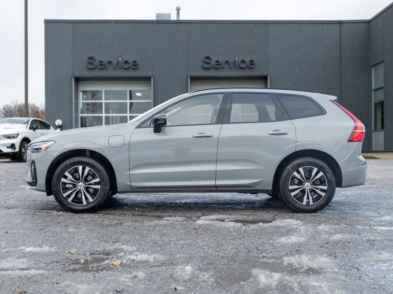 2025 Volvo XC60 Plug-In Hybrid T8 AWD Core Dark Theme  PLUG-IN HYBRID  VOLVO CPO Photo2