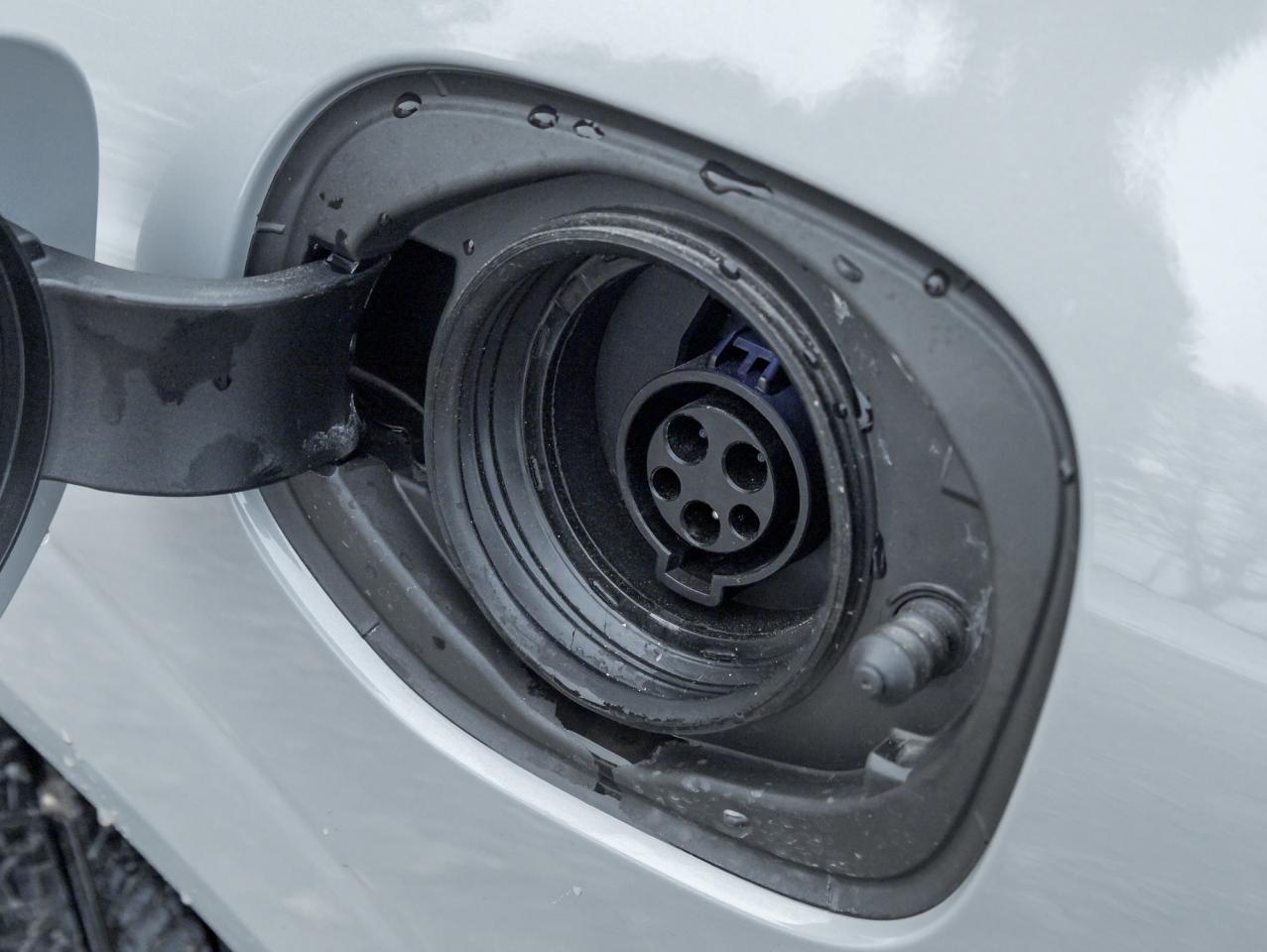 2025 Volvo XC60 Plug-In Hybrid T8 AWD Core Dark  Theme PLUG IN HYBRID  VOLVO CPO Photo3