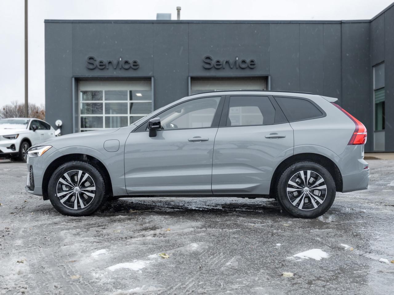 2025 Volvo XC60 Plug-In Hybrid T8 AWD Core Dark  Theme PLUG IN HYBRID  VOLVO CPO Photo2