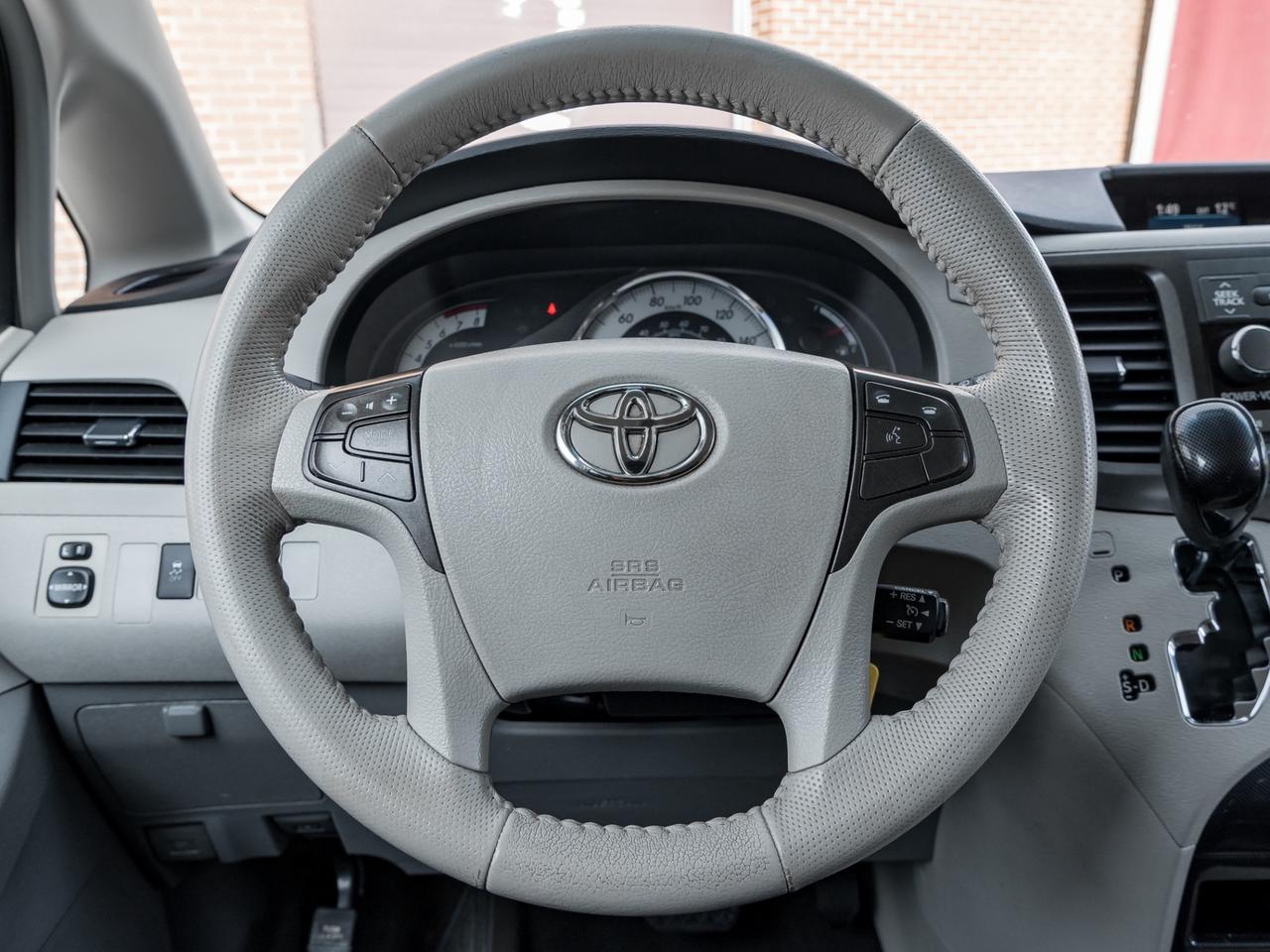 2013 Toyota Sienna V6 SE FWD -Sunroof-Rear Entertainment/Camera-Power Photo