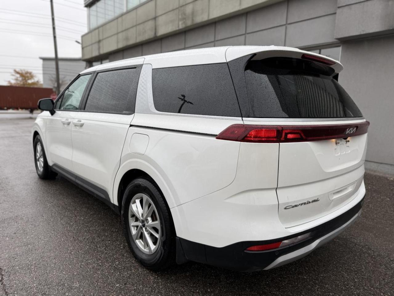 2022 Kia Carnival LX FWD Photo3