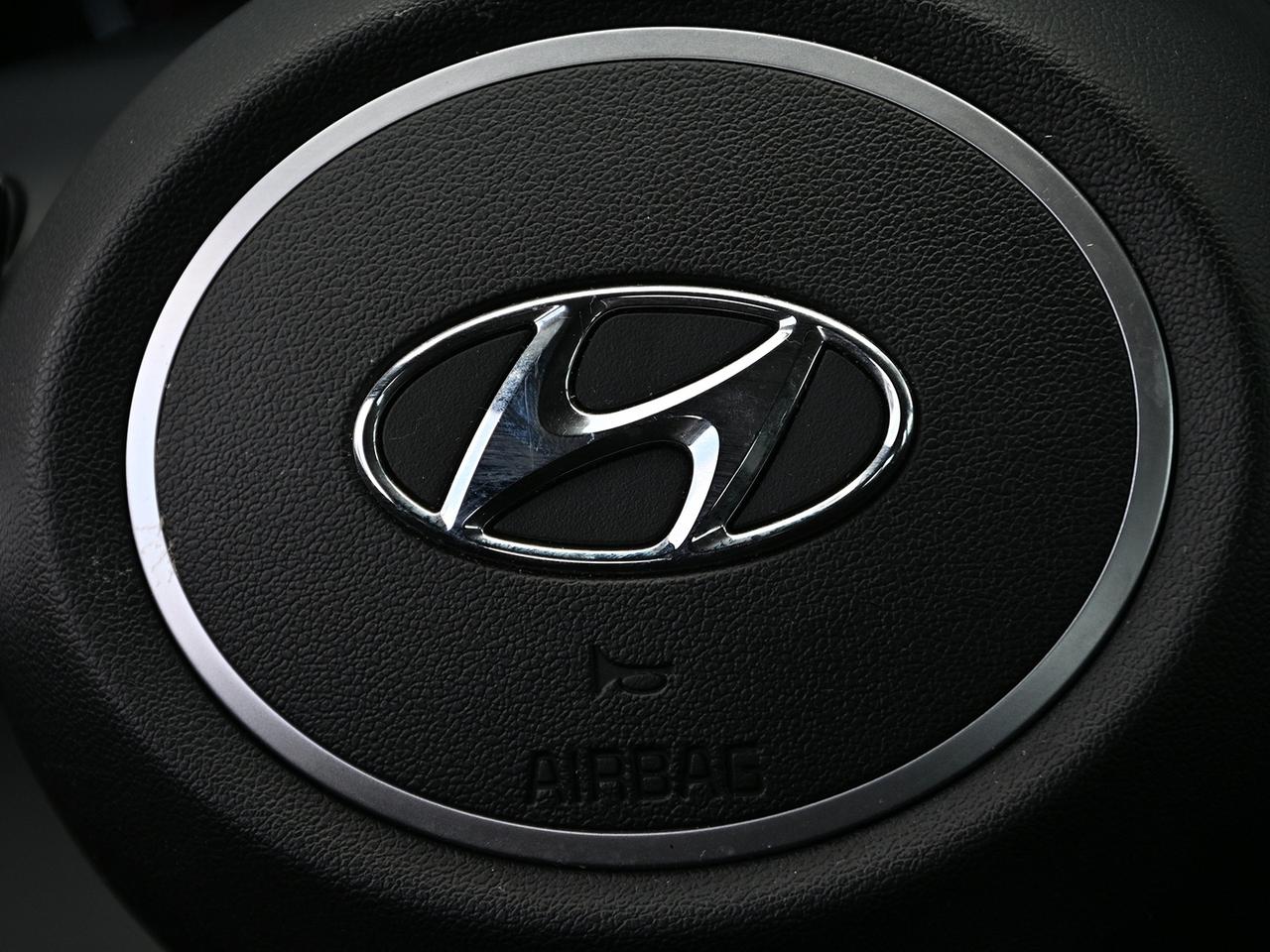 2022 Hyundai Elantra Preferred ~Heated Seats + Wheel ~Camera ~Moonroof Photo