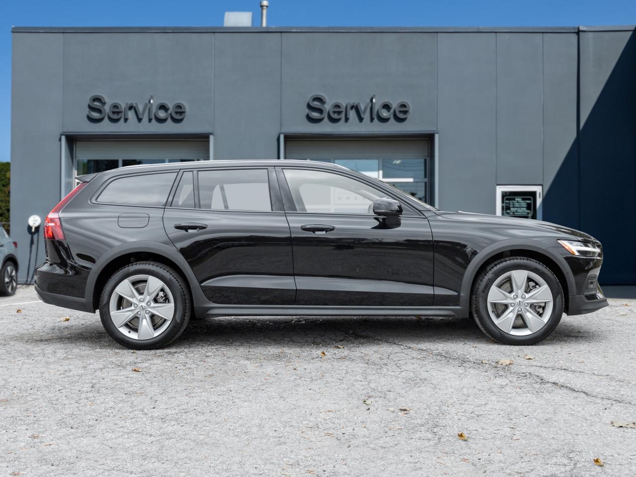 2025 Volvo V60 Cross Country B5 AWD STATION WAGON  VOLVO CPO  NEARLY NEW Photo4