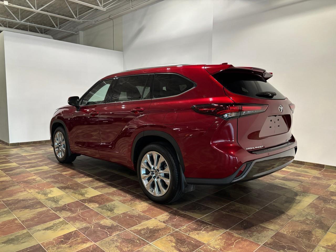 2024 Toyota Highlander LIMITED  Photo2