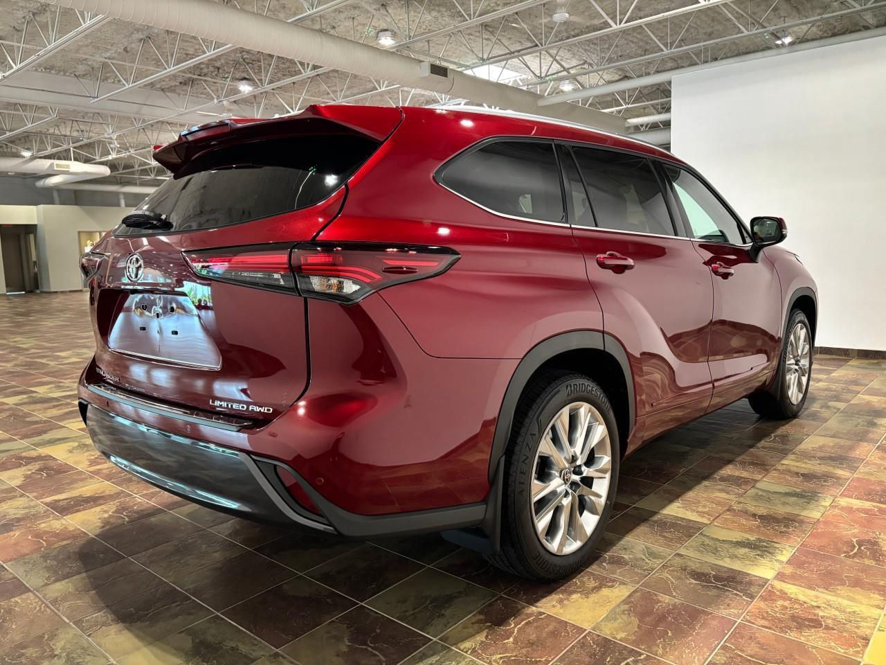 2024 Toyota Highlander LIMITED  Photo