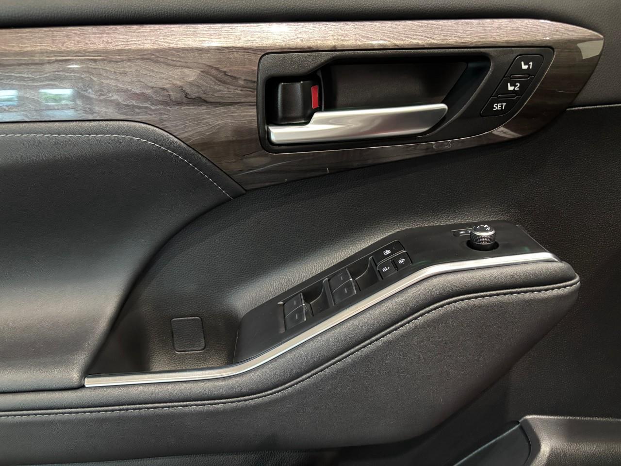 2024 Toyota Highlander LIMITED  Photo